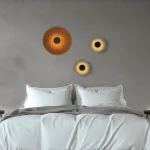 LED sieninis &scaron;viestuvas su pilka akustine panele ir juodu metalu