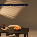Pakabinamas &scaron;viestuvas 98,5 cm &ndash; banguota linija, ultramarinas, LED