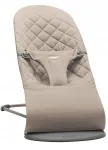 Vaiki&scaron;ka supama kėdutė BabyBjorn BLISS WOVEN, smėlio pilka, tamsiai pilkas rėmas, Classic Quilt audinys