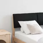 Apmu&scaron;ta lovos galvūgalis Juoda 120 cm Kietos pu&scaron;ies mediena