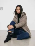 Sinsay - Siūta puffer striukė su kapi&scaron;onu - pilkai ruda (taupe)