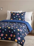 Sinsay - &Scaron;viečiantis tamsybėje patalynės komplektas su kosminiu ra&scaron;tu - multicolor