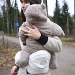 Kūdikio sėdynė susegama per liemenį - Balta (pliu&scaron;inė medžiaga)