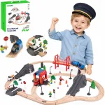 Tooky Toy medinis elektrinis traukinys &bdquo;Gaisrinė&ldquo; su garso efektais, 70 vnt., FSC