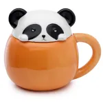 &bdquo;Adoramals&ldquo; keraminis puodelis su dangteliu &bdquo;Panda Peeping Lid&ldquo; su gyvūnų motyvu