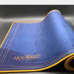 Lexip Premium XXL pelėdos kilimėlis Ancient Magic - Hogwarts Legacy, mėlynas, auksinis, vienspalvis, neoprenas, neslystanti bazė, žaidimų pelėdos kilimėlis