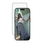 Apsauginė plėvelė PanzerGlass SAFE. by iPhone 17 Pro &ndash; itin plati PET plėvelė su juodu rėmeliu, sausa aplikacija, atspari įbrėžimams ir smūgiams