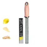 Microplane Premium Classic Tarka Malve (Mauve) &ndash; Smulkioji tarka su nerūdijančio plieno a&scaron;menimis, ergonomi&scaron;ka rankena, tinka plauti indaplovėje, su apsauginiu dangteliu