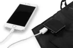 NEO TOOLS 15W sulankstomas saulės įkroviklis su USB-A ir USB-C i&scaron;ėjimais, monokristalinis panelis, IPX4 atsparus vandeniui, juodos spalvos