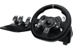 Logitech G920 Driving Force Racing Wheel su pedalais