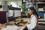 HP Poly Voyager Free 60+ UC dėklas su krovimo funkcija ir jutikliniu ekranu, BT700 USB-A adapteriui, juodas, 8L584AA