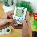 FIZZ CREATIONS Mini Retro Console Keychain su 23 žaidimais &ndash; &bdquo;Tetris&ldquo; ne&scaron;iojama arkadė