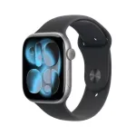 &bdquo;Apple Watch Series 11 (2025) GPS 46mm&ldquo; pilkos spalvos aliuminio korpusas su juodu sportiniu dirželiu M/L