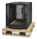 APC NetShelter SX 12U Server Rack Enclosure 600mm x 900mm su &scaron;oninėmis plok&scaron;tėmis, juoda, smūgiams atspari pakuotė