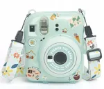 LOVEINSTANT apsauginis fotoaparato dėklas, skirtas Fujifilm Instax Mini 12, su lipdukais ir nuotraukų ki&scaron;ene &ndash; žalia su blizgučiais