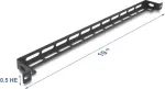 Montavimo komplektas DELOCK 67461 Juodas metalas &mdash; L formos 19 colių 0,5U skydelis, 50 mm su kabelių rai&scaron;čių fiksavimu