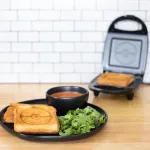 Uncanny Brands Pokemon Sandwich Maker Pokeball sumu&scaron;tinių keptuvė