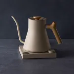 Fellow Stagg EKG PRO 900 ml elektrinis virdulys pour-over kavai, sezamų smėlio spalvos su medine rankena