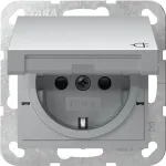 Gira System 55 SCHUKO lizdas su atlenkiamu dangteliu ir padidinta apsauga nuo prisilietimo, grynas baltas blizgus 475426