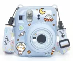 LOVEINSTANT apsauginis dėklas, skirtas Fujifilm Instax Mini 12 &ndash; Escape From Earth, mėlynas su blizgučiais, lipdukais ir nuotraukų ki&scaron;ene