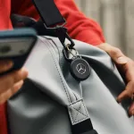 Chipolo LOOP Mercedes &ndash; Įkraunamas Bluetooth sekiklis su silikonine kilpa, skirtas iOS ir Android, juodos spalvos