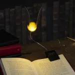 Paladone Harry Potter &bdquo;Auksinis &scaron;mauk&scaron;tas&ldquo; &ndash; užsegama knygos lemputė