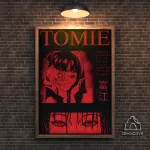 Plakatas &bdquo;Tomie&ldquo; &ndash; A4 (21 &times; 30 cm), su medžio spalvos rėmeliu ir tvirtinimu