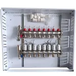 Grindinio &scaron;ildymo kolektorius 8 kontūrų su terminėmis pavaromis NC AC230V ir debitomačiais