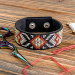 Wonderland Crafts Siuvinėjimo kryželiu rinkinys ant dirbtinės odos apyrankei &ndash; 5 spalvų