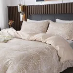 Jemiipee gėlių patalynės komplektas su tropinių palmių lapų ra&scaron;tu, 1 antklodės užvalkalas 200 x 200 cm su 2 pagalvių užvalkalais 80 x 80 cm su užtrauktuku, mink&scaron;ta 100% mikropluo&scaron;to patalynė, moderni, smėlio spalvos