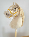 Super Hobby Horse Reguliuojamas kantaras hobi arkliukui A3 &ndash; medaus geltonumo su balta pūkine apdaila