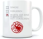 Puodelis su užra&scaron;u "warte auf eine Blondine mit 3 Dragons" [vokiečių kalba] Kavos puodelis vyrams 330 ml, baltas