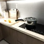 Totio sidabro spalvos nerūdijančio plieno tekstūros lipnūs tapetai, atsparūs vandeniui ir aliejui, aliuminio folijos metalo i&scaron;vaizdos vinilo lipni plėvelė, blizgi, stora, 40 cm x 9 m, virtuvės stalvir&scaron;io danga, viryklė
