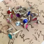 Roadloo mini brads, 200 vnt., ra&scaron;tuoti segtukai, įvairių spalvų brads, apvalūs metaliniai popieriaus tvirtinimo elementai, apvalia galvute, skirti kortelių gamybai, scrapbooking'ui, popieriaus amatams, "pasidaryk pats" dekoracijoms