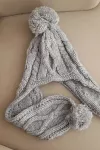 Moteri&scaron;ka žieminė kepurė su bumbulais, pilka