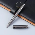 Facile Scriptum auk&scaron;tos kokybės premium klasės metalinis plunksnakotis su eleganti&scaron;ku dirbtinės odos dėklu, tamsaus grafeno modelis, puikiai tinka ra&scaron;ymui ir dovanoms, tamsiai sidabro pilkas