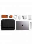 Bellroy Ne&scaron;iojamas kompiuteris Caddy 16 - etui na laptop 16" su kieszeniami na priedai mobilne (juodas)