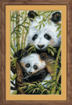 RIOLIS &ndash; Create It Yourself &ndash; Siuvinėjimo rinkinys &bdquo;Panda su vaiku&ldquo; 1159 (22x38 cm)