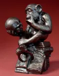 Wolfgang Hugo Rheinhold - beždžionė su kaukolės skulptūra, plastikinė figūrėlė