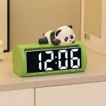 Depisuta vaiki&scaron;kas žadintuvas, mielas animacinis panda skaitmeninis laikrodis su led ekranu, kompakti&scaron;kas elektroninis stalinis žadintuvas, laikrodis ir temperatūros ekranas, mažas laikrodis prie lovos