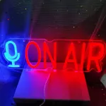 Pakabinamas &scaron;viestuvas Led akrilinis neoninis &scaron;viesos ženklas &bdquo;on Air&ldquo; sieninis meno &scaron;viestuvas su reguliuojamu jungikliu ir 55 cm ilgio pakabinimo grandinėle radijo siųstuvui, biurui, parduotuvei, restoranui, barui, garažui, parduotuvės langui, sien ...