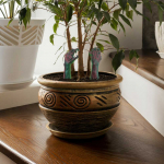 &bdquo;Thumbs Up Mad Monkey&ldquo; &ndash; zombių rankos prie gėlių vazono