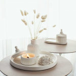 Lukata Dovanų rinkinys - Kvepianti žvakė su dideliu padėklu, vaza ir bijūno žiedu &ndash; eleganti&scaron;kas rankų darbo baltas gipso namų dekoras