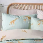 Patalynės komplektas Fusion Giraffe viengulės patalynės užvalkalų komplektas (140 x 200 cm) su dvipusiu dizainu, zoologijos sodo gyvūnų patalynė, pilka mėlyna patalynė, žirafų ra&scaron;tas, užsegamas užsegimas, dovanos su žirafomis