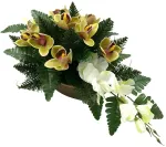 Vėlinių puok&scaron;tė i&scaron; dirbtinių kardelių ir žalių orchidėjų žiedų