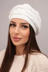 Moteri&scaron;ka žieminė kepurė su dekoratyviniu pynimu ir žvyneliais, balta