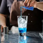 24 miniatiūrinių plastikinių buteliukų rinkinys po 50 ml, maži plastikiniai buteliukai su dangteliais ir piltuvėliais, buteliukai likeriui pilstyti po 50 ml, daugkartinio naudojimo tu&scaron;ti plastikiniai buteliukai Tyanlenr kelionėms, vakarėliams