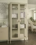 Beliani Vitrina su stikline spintele GLEORA metalinė &scaron;viesiai smėlio spalvos