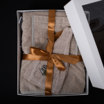 Namu Tekstile Dovanų rinkinys Jai - LINAS, 75x140 cm, dovanų dėžutėje. Prijuostė ir kepurė pirčiai
