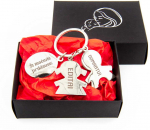 Metalinis raktų pakabukas "&Scaron;i močiutė priklauso" su Jūsų pasirinktais vardais